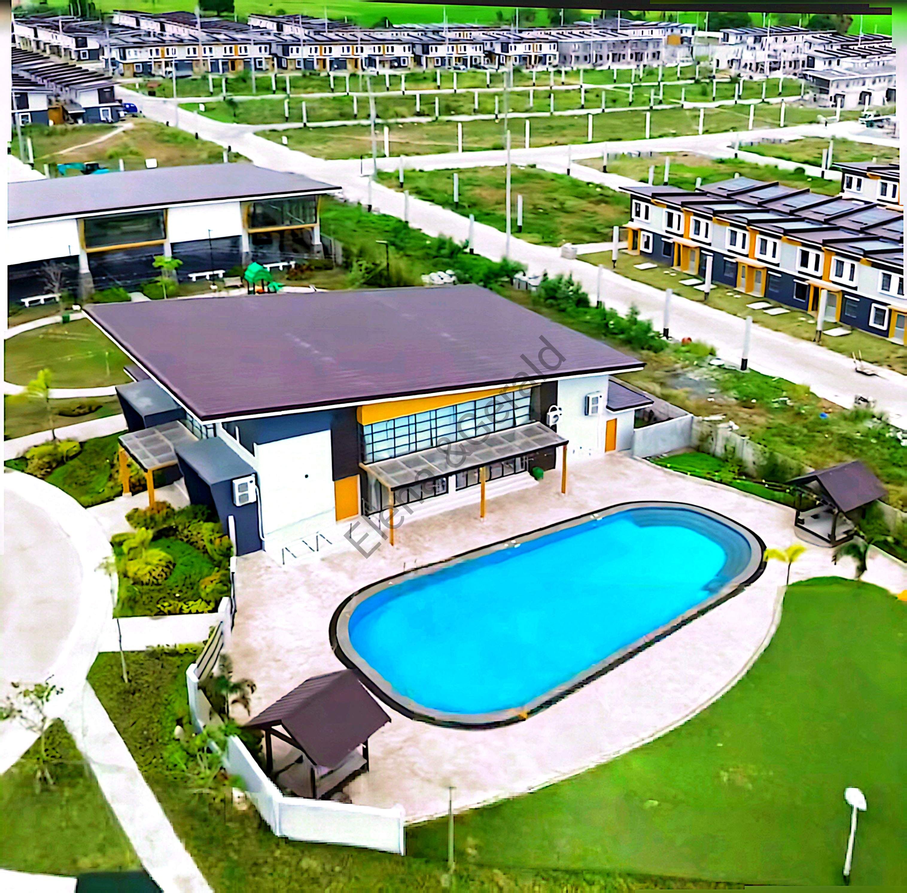 Pool & Clubhouse
